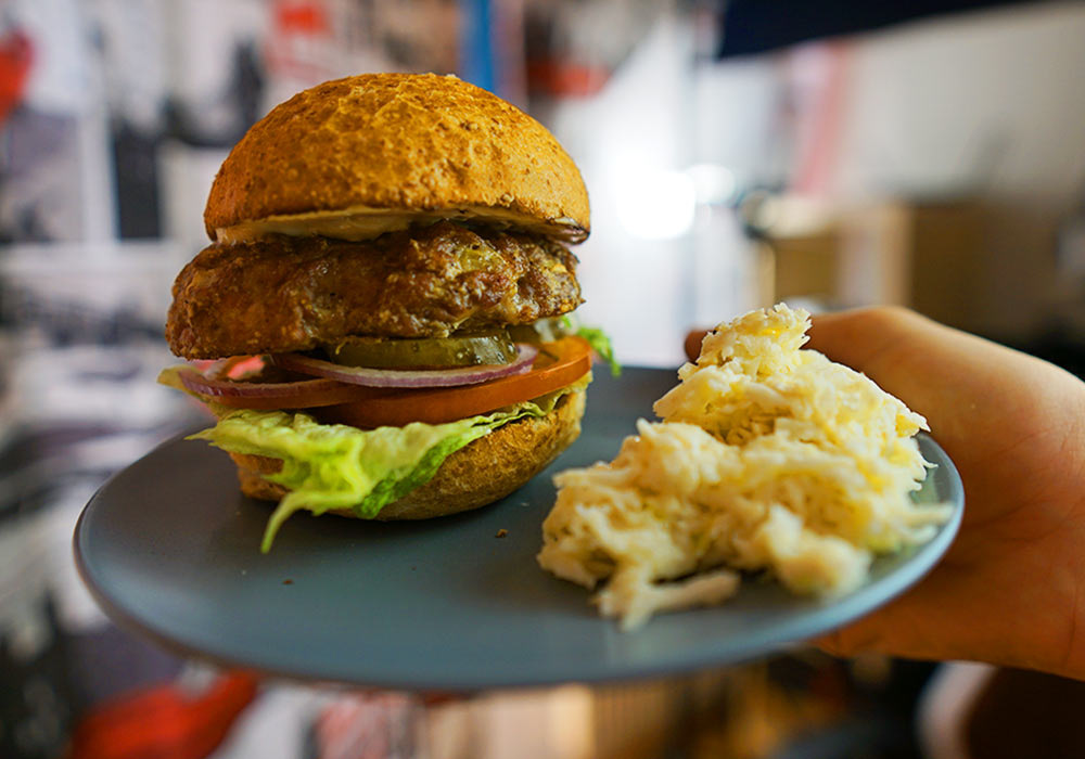 Burger z twistem z sałatką colesław po polsku 